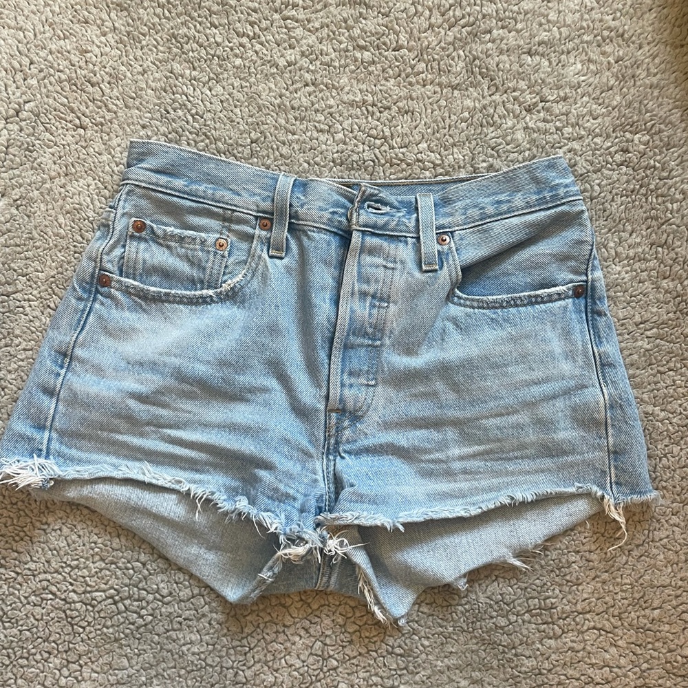 LEVI’S - 501 light wash shorts